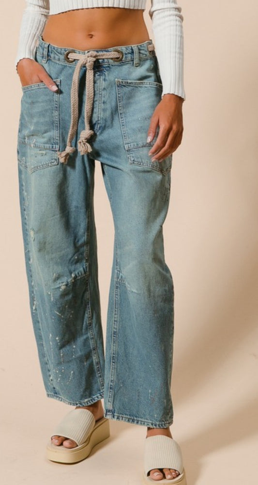 Distressed cropped denim pants