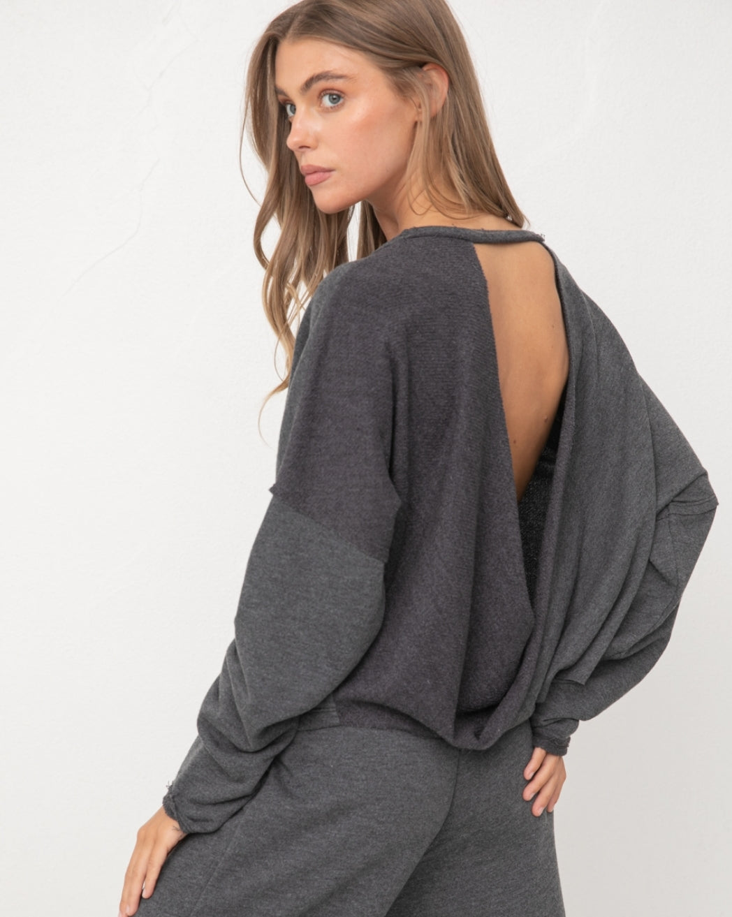 Lightweight sweatshirt with cut-out detail