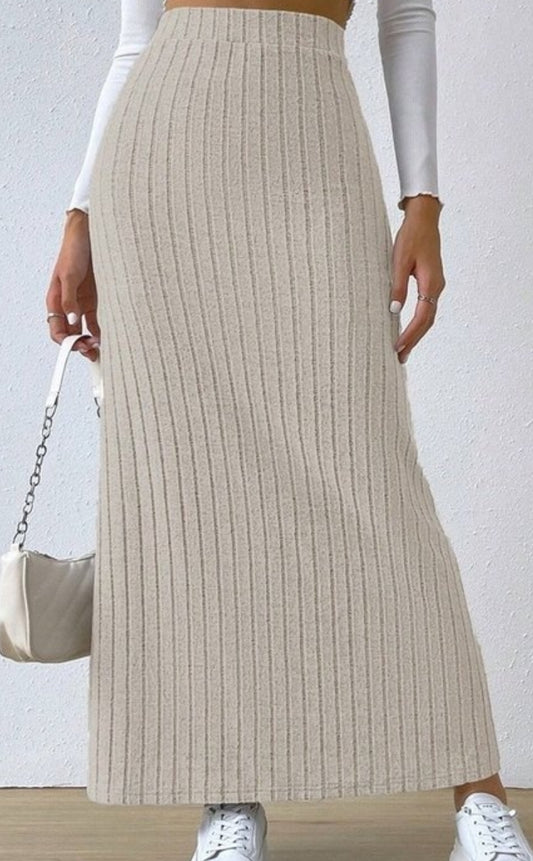Ribbed knit long skirt with slit