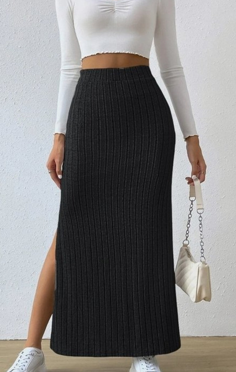 Ribbed knit long skirt with slit