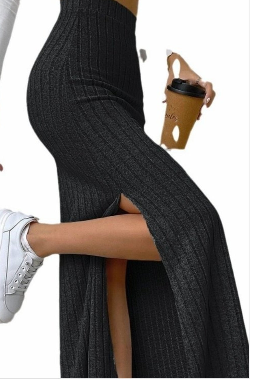 Ribbed knit long skirt with slit